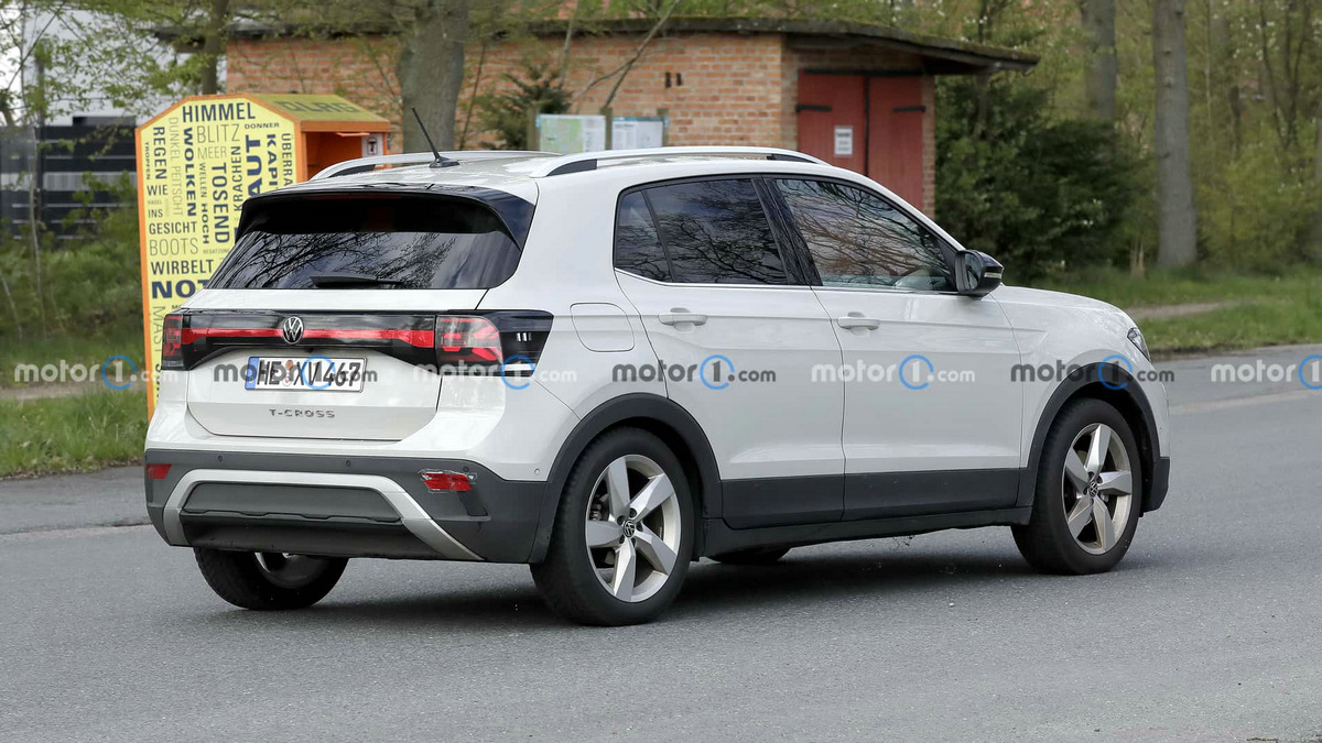 vw-t-cross-facelift-new-spy-photo (3).jpg