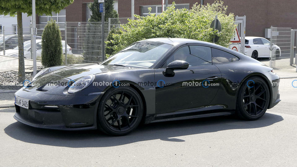 new-porsche-911-st-spy-photos (1).jpg