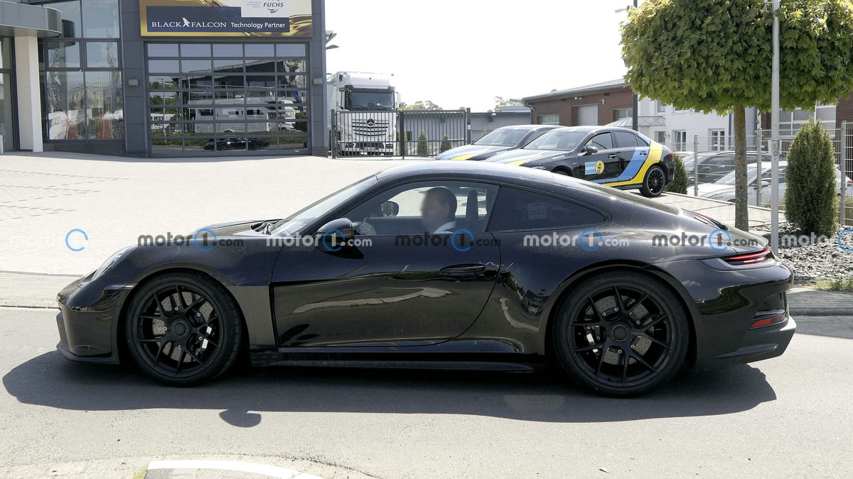 new-porsche-911-st-spy-photos (2).jpg