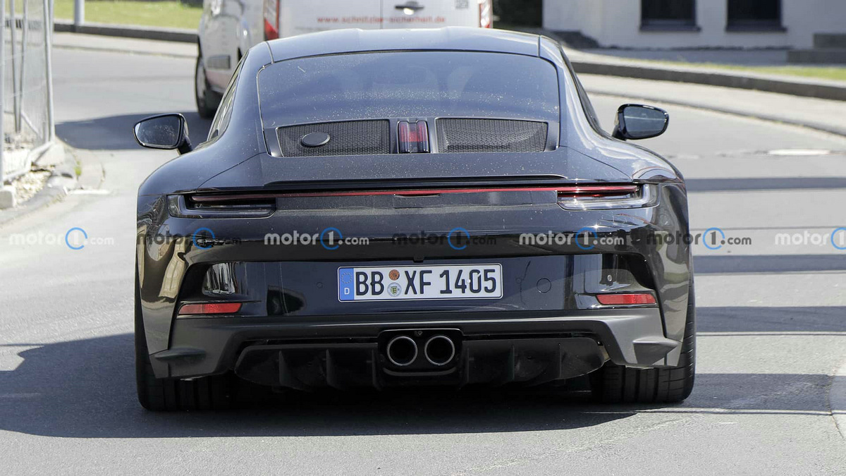 new-porsche-911-st-spy-photos (5).jpg