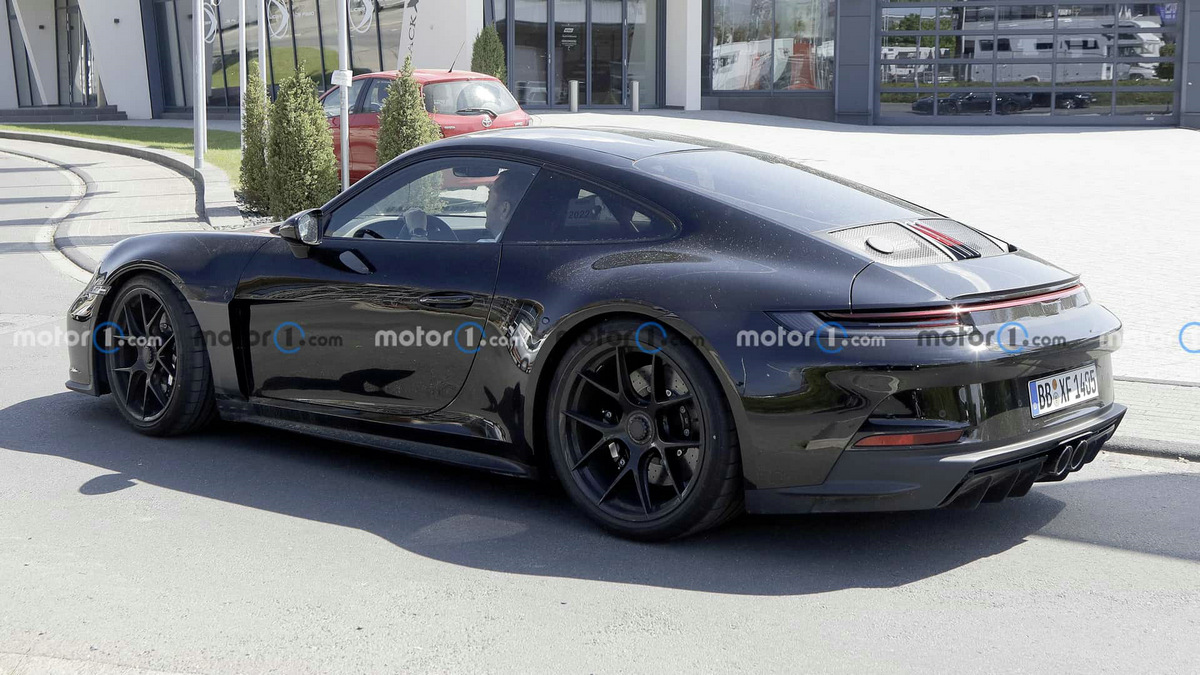 new-porsche-911-st-spy-photos (3).jpg