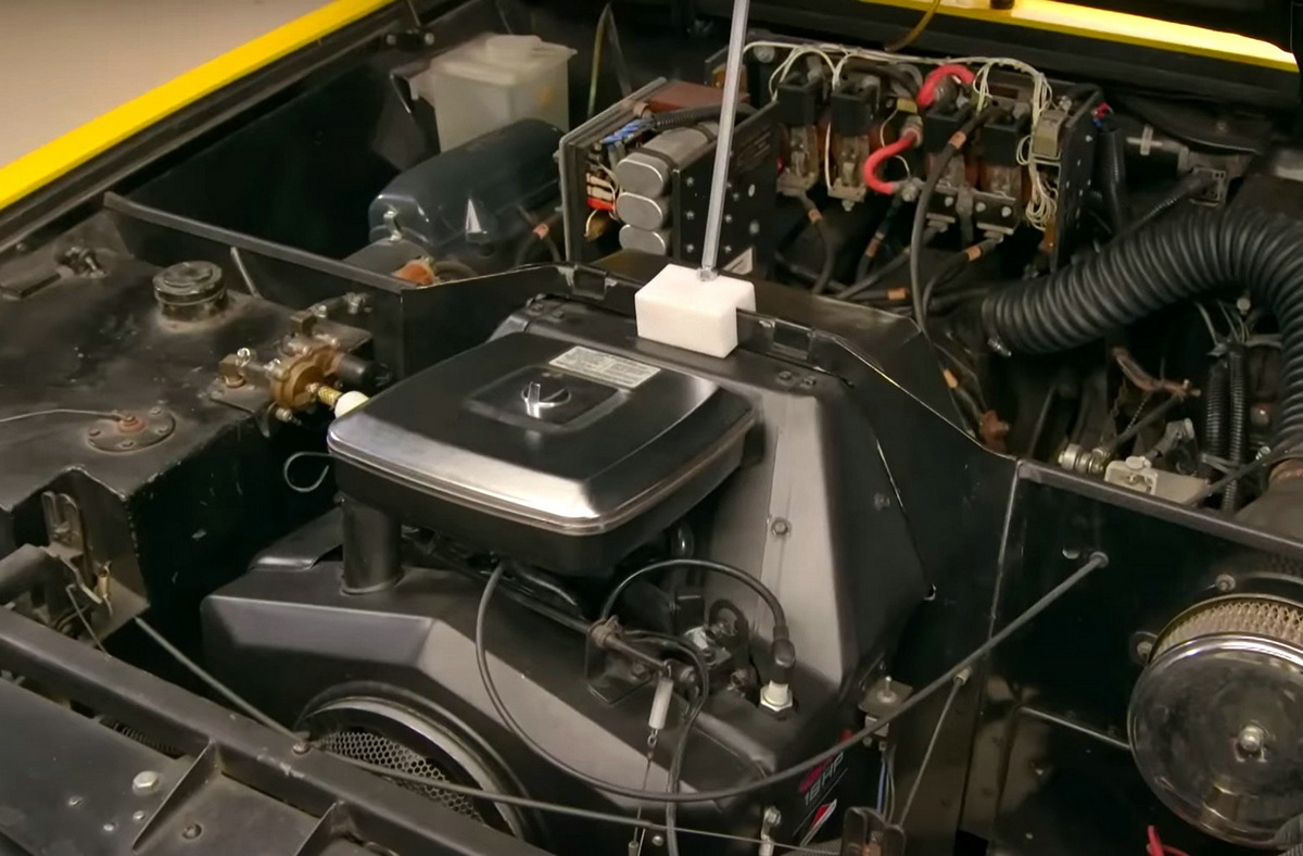 this-crazy-six-wheel-hatchback-by-briggs-stratton-was-one-of-america-s-fist-hybrids_7.jpg