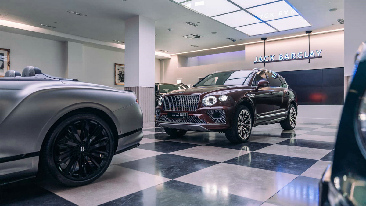 bentley-bentayga-extended-wheelbase-and-continental-gtc-huntsman-edition (1).jpg