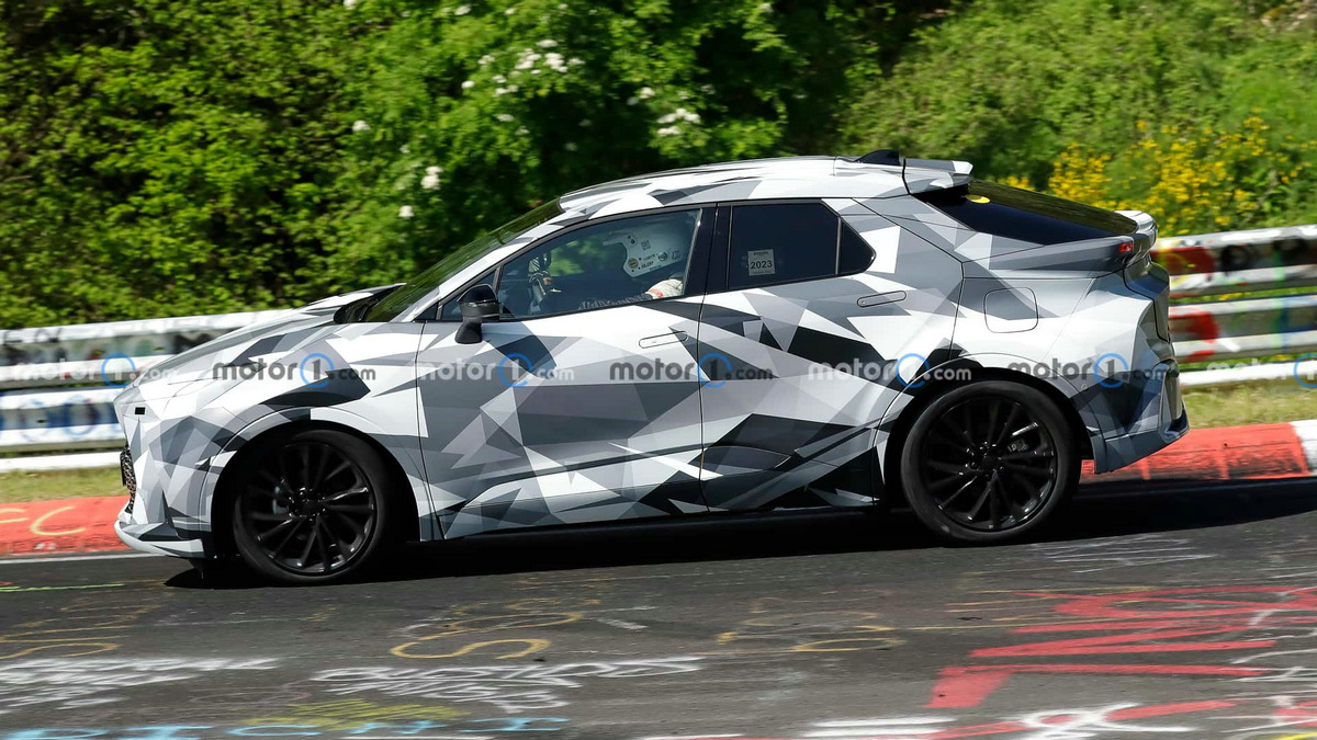 2024-toyota-c-hr-spy-photo (2).jpg