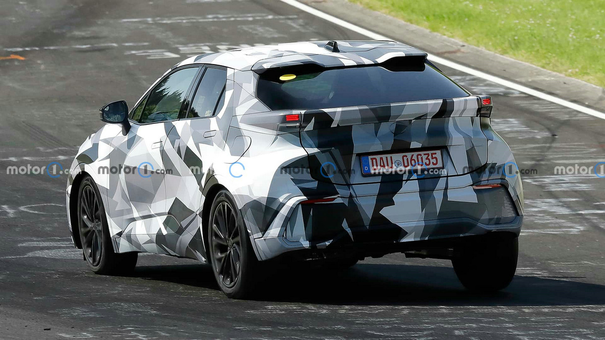 2024-toyota-c-hr-spy-photo (4).jpg
