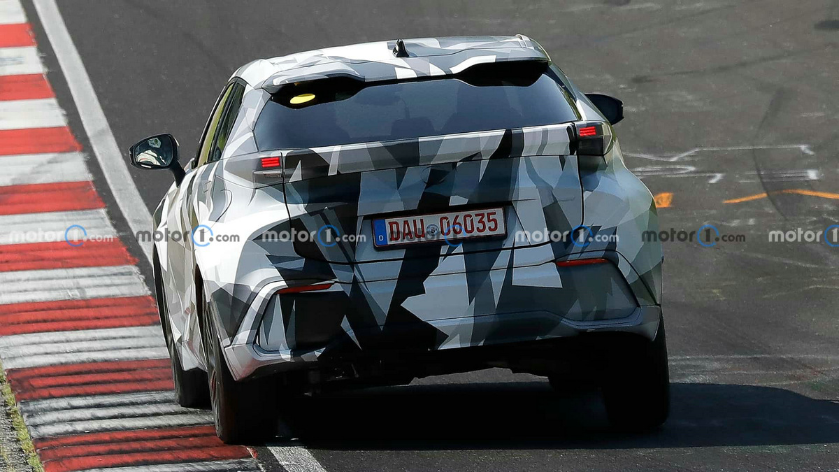 2024-toyota-c-hr-spy-photo (5).jpg