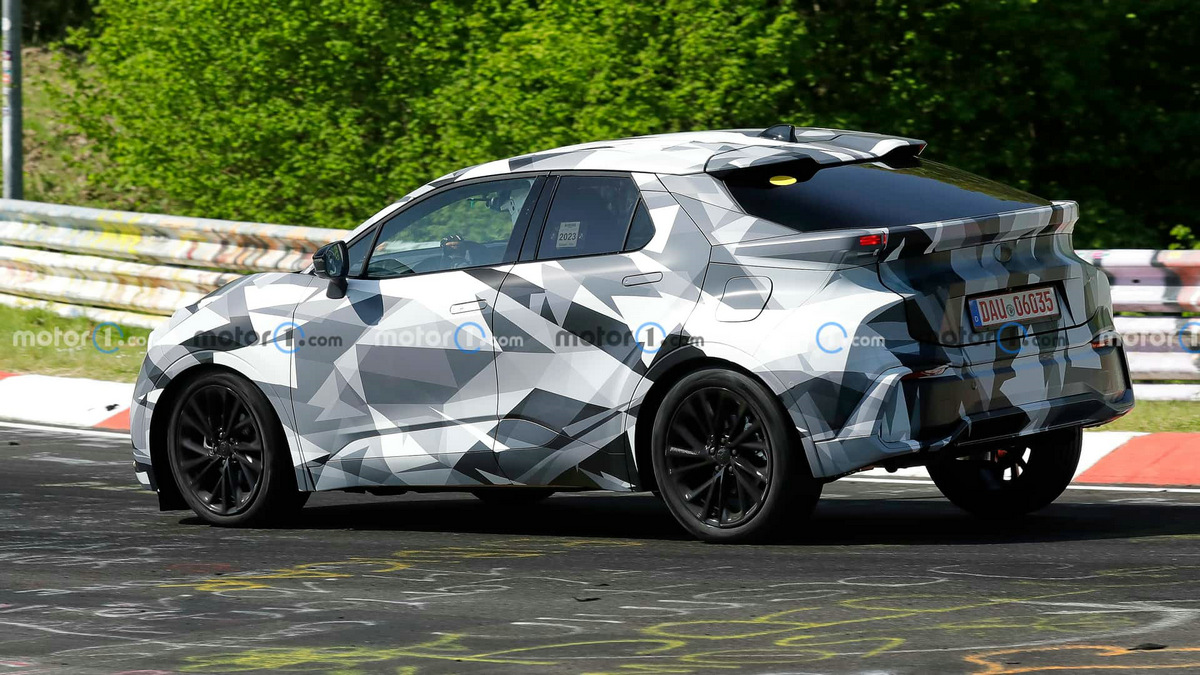 2024-toyota-c-hr-spy-photo (3).jpg