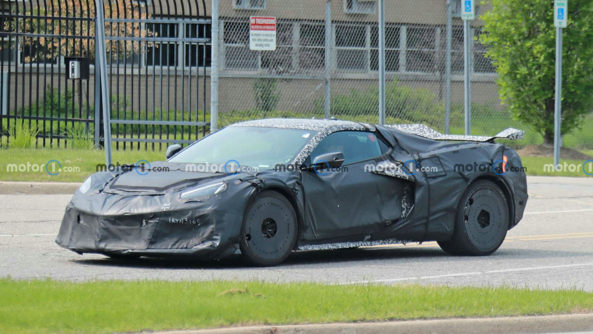 chevrolet-corvette-zr1-c8-side-view-spy-photo.jpg