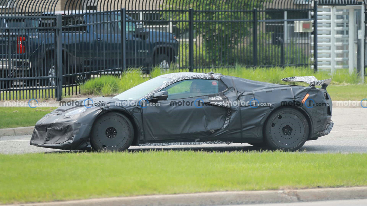 chevrolet-corvette-zr1-c8-side-view-spy-photo (1).jpg