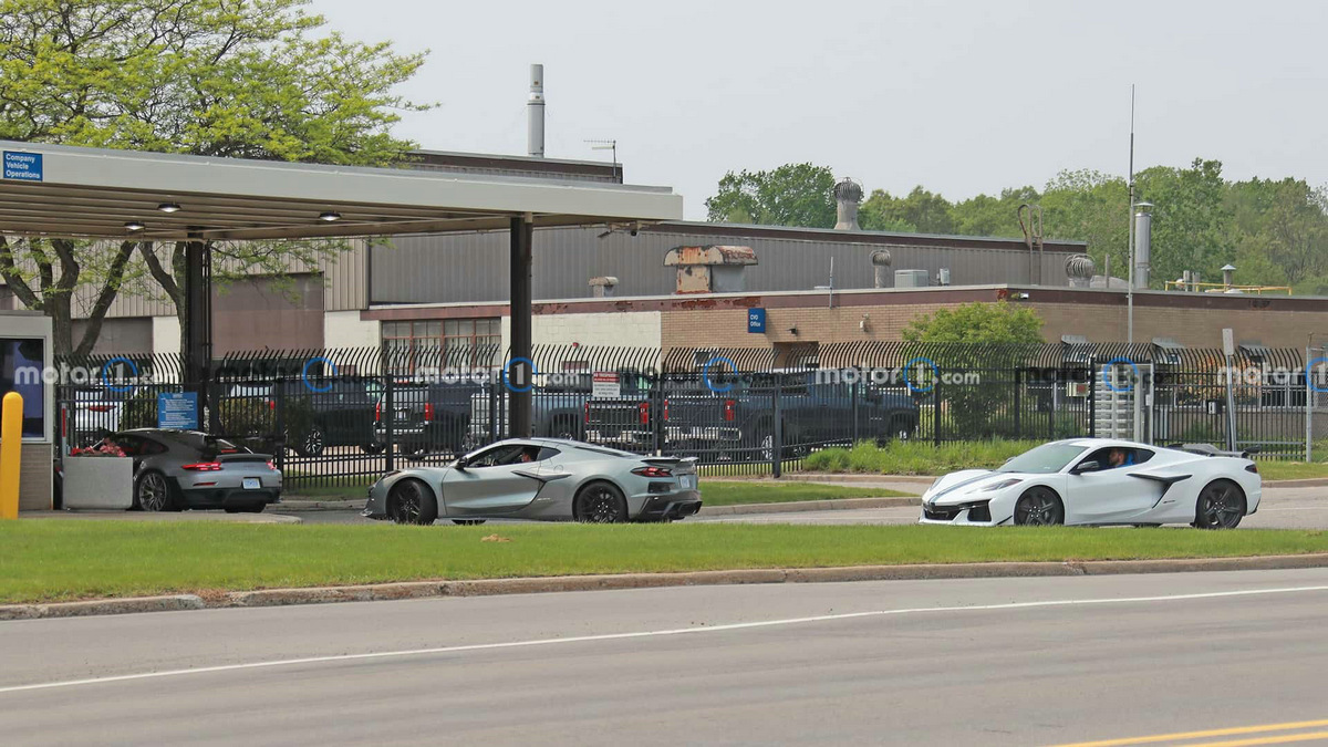 chevrolet-corvette-zr1-c8-side-view-spy-photo (2).jpg