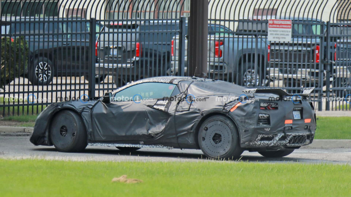 chevrolet-corvette-zr1-c8-rear-view-spy-photo.jpg