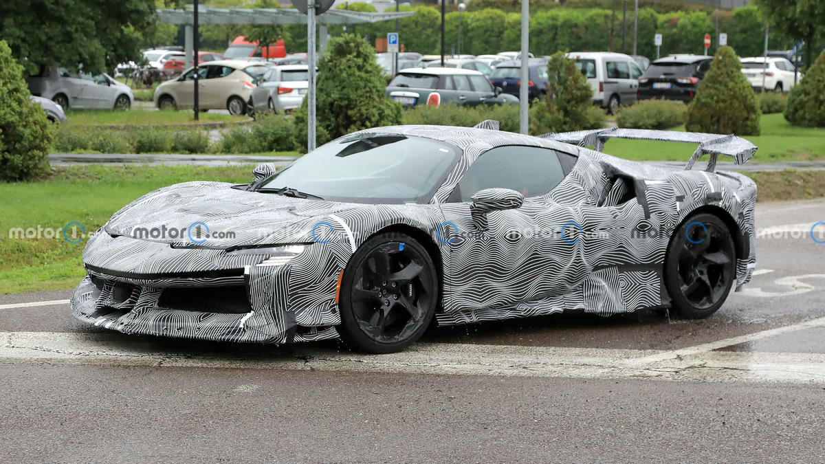 ferrari-sf90-lm-side-view-spy-photo (1).jpg