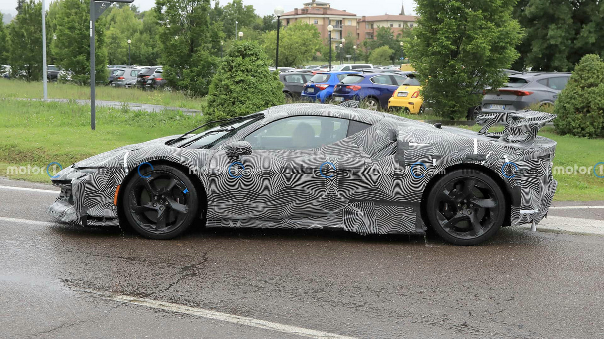 ferrari-sf90-lm-side-view-spy-photo (3).jpg