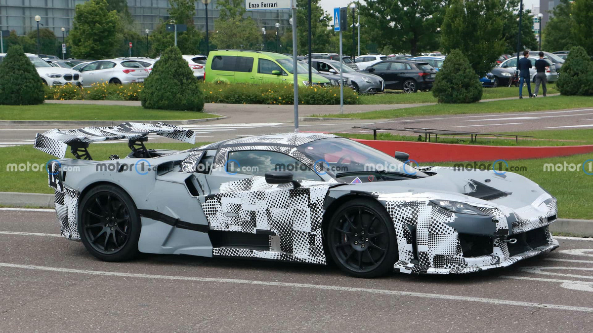 2025-ferrari-hypercar-test-mule-spy-photo (1).jpg