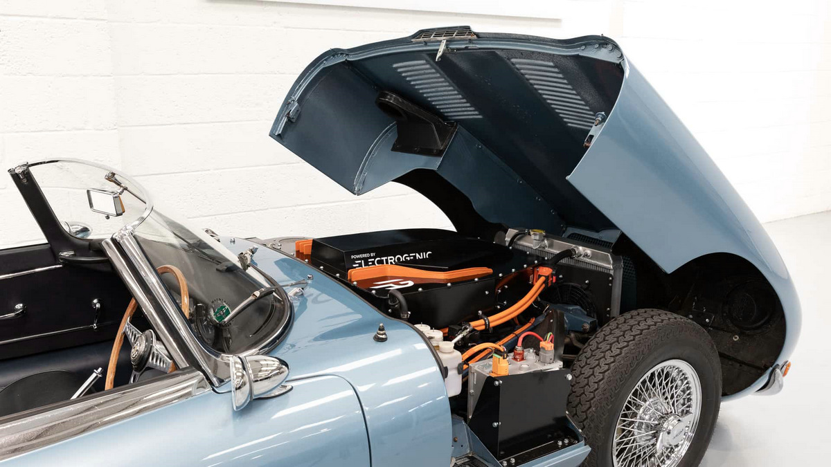 electric-jaguar-e-type-by-electrogenic (4).jpg