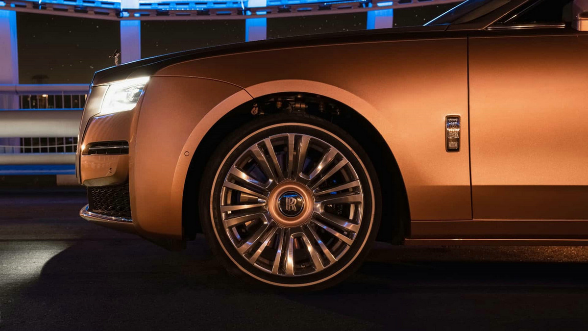 rolls-royce-ghost-extended-private-office-dubai (4).jpg