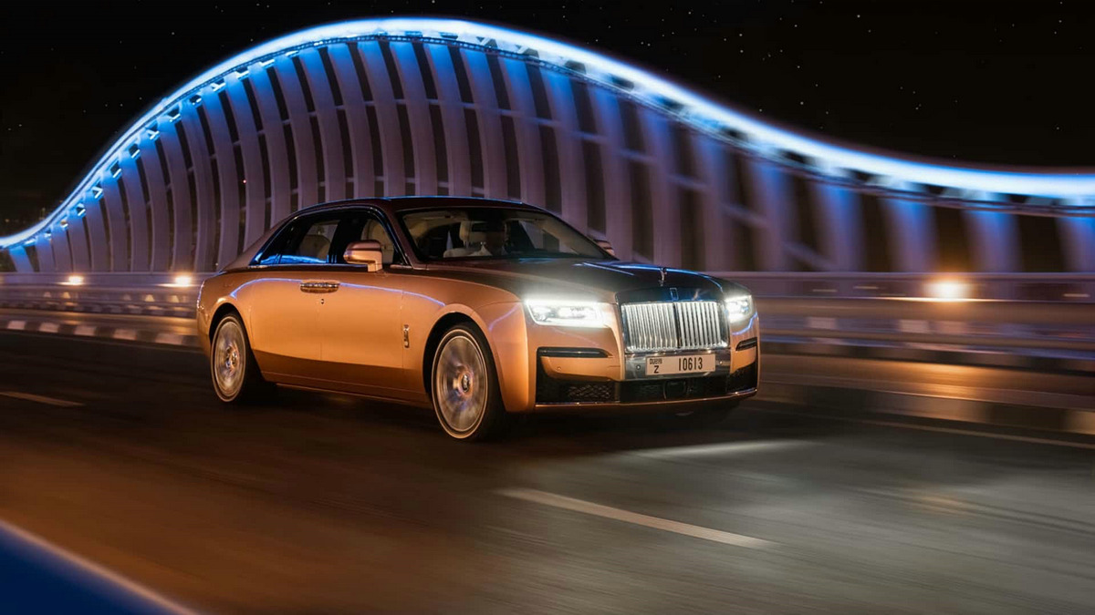 rolls-royce-ghost-extended-private-office-dubai (1).jpg