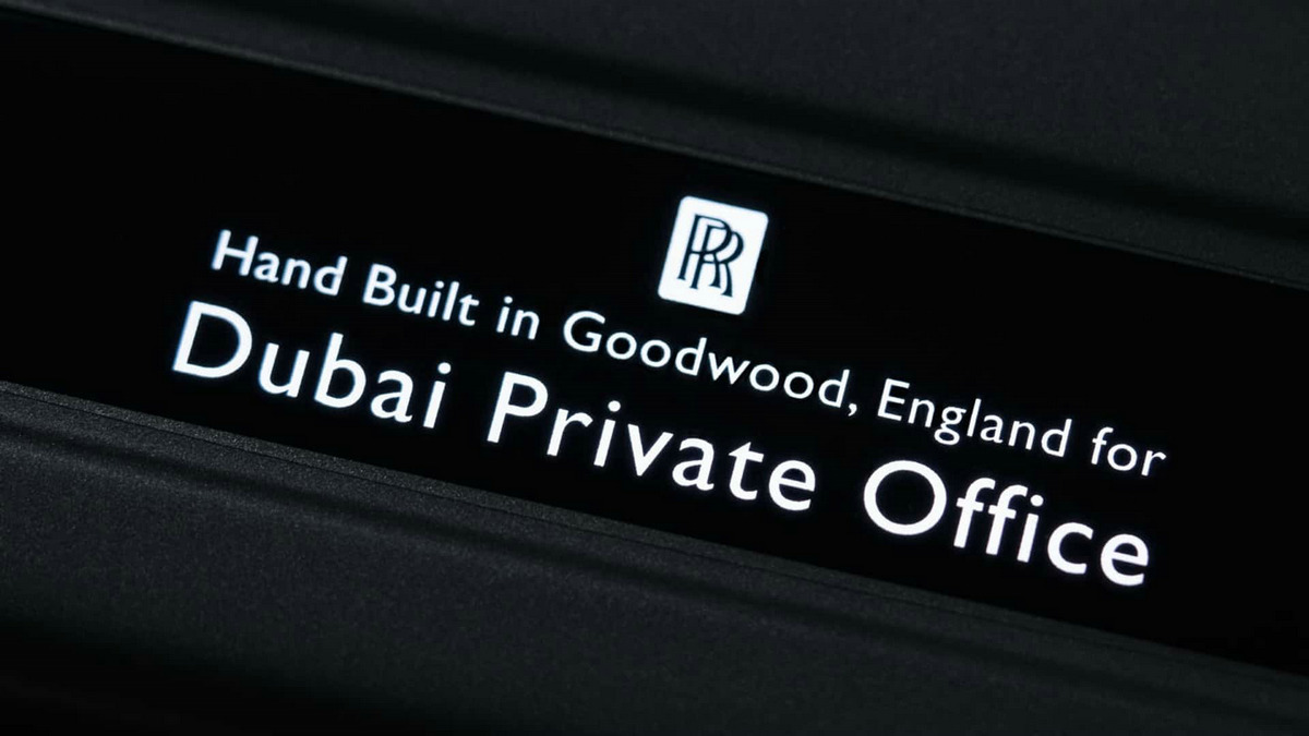 rolls-royce-ghost-extended-private-office-dubai (7).jpg