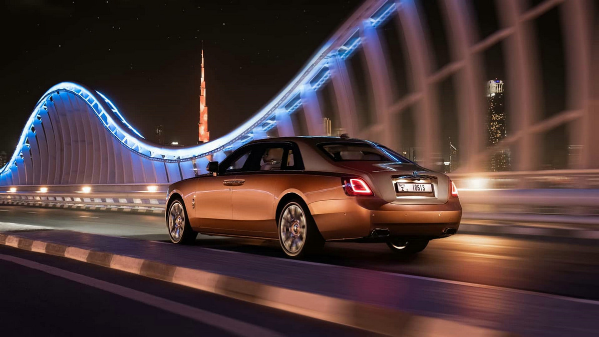 rolls-royce-ghost-extended-private-office-dubai (2).jpg