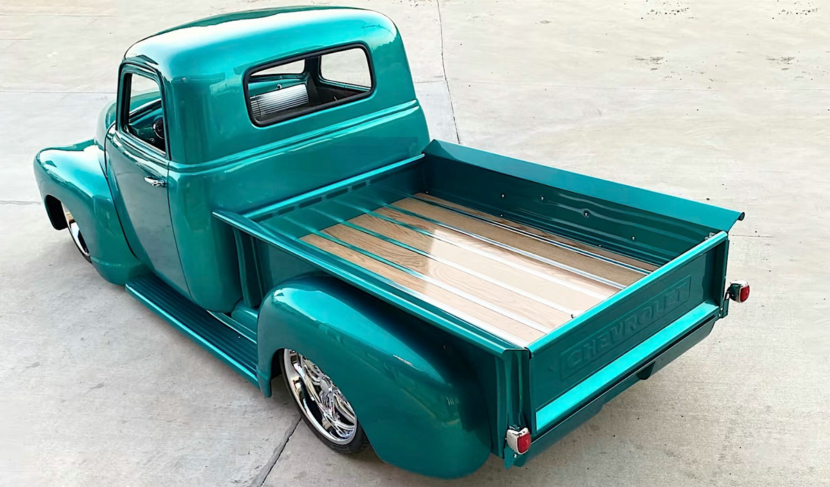 seven-decades-old-chevrolet-3100-is-such-a-good-custom-it-even-makes-turquoise-look-good_2.jpg
