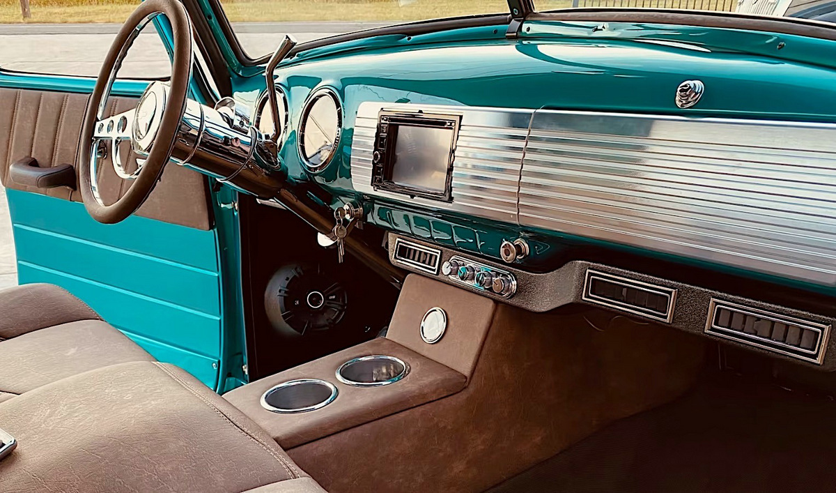 seven-decades-old-chevrolet-3100-is-such-a-good-custom-it-even-makes-turquoise-look-good_8.jpg