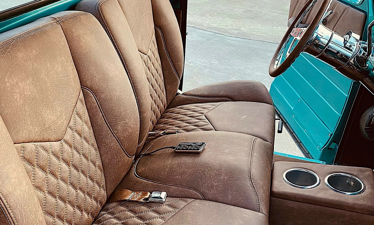 seven-decades-old-chevrolet-3100-is-such-a-good-custom-it-even-makes-turquoise-look-good_7.jpg