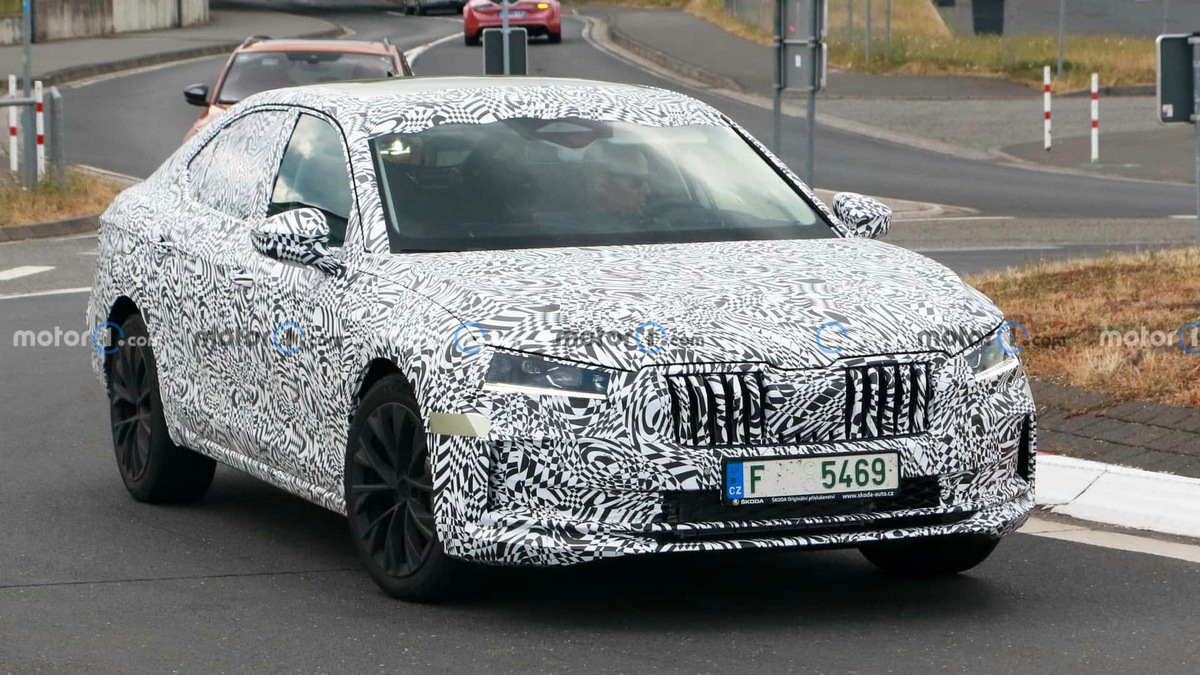 2024-skoda-superb-liftback-spy-photo(6).jpg