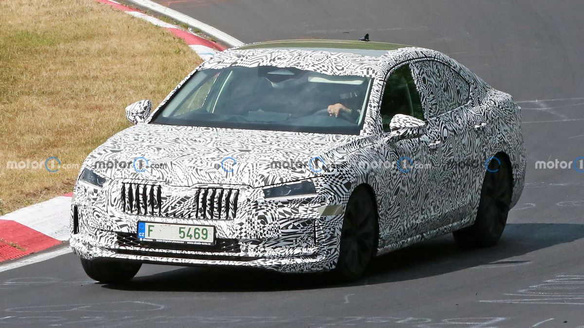 2024-skoda-superb-liftback-spy-photo(1).jpg