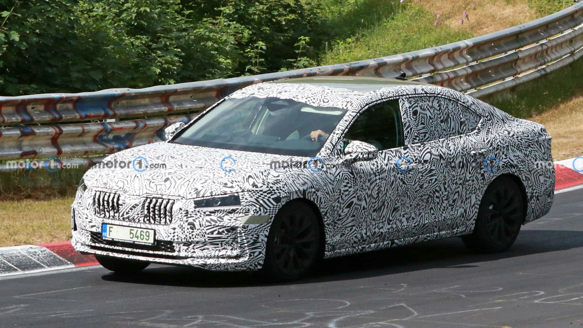 2024-skoda-superb-liftback-spy-photo(2).jpg