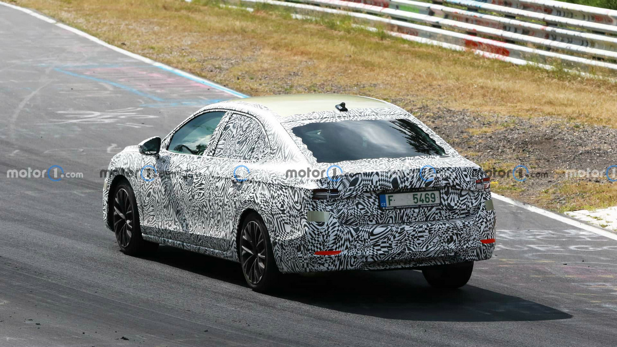 2024-skoda-superb-liftback-spy-photo(4).jpg