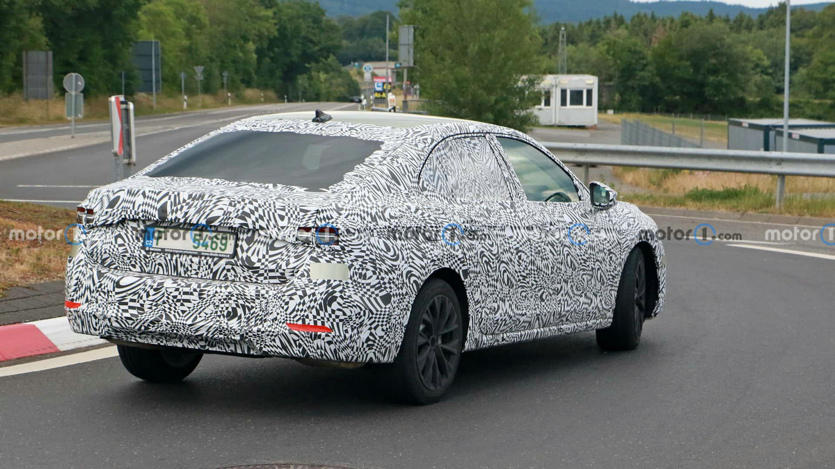 2024-skoda-superb-liftback-spy-photo(7).jpg