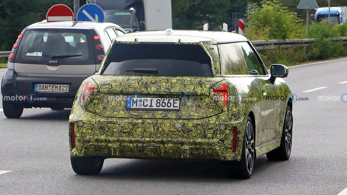 new-mini-john-cooper-works-ev-spy-photos(4).jpg