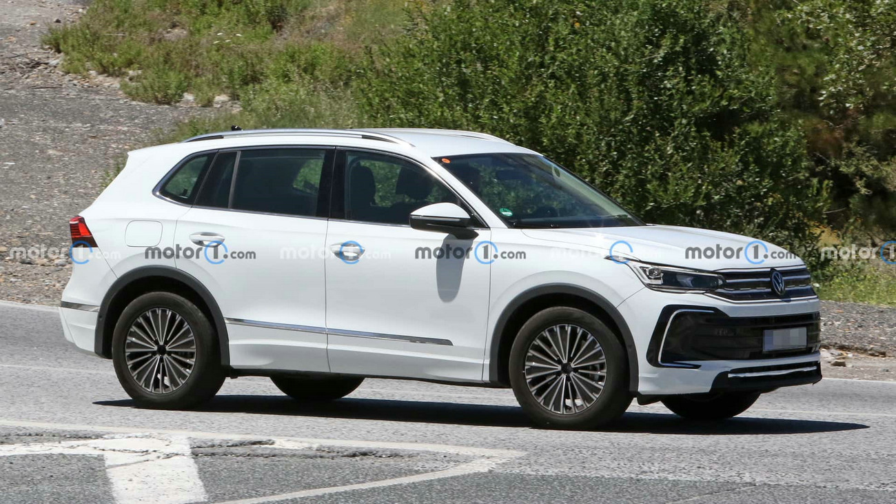 2024-vw-tiguan-phev-spy-photos.jpg