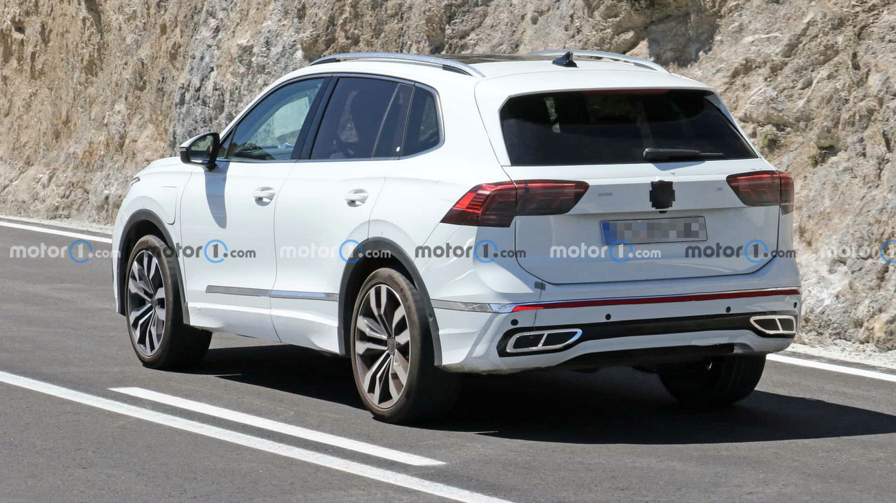 2024-vw-tiguan-phev-spy-photos(1).jpg