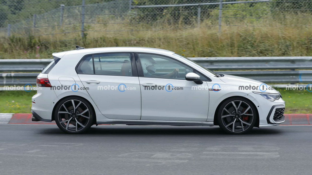 volkswagen-golf-gti-side-view-facelift-spy-photo(1).jpg