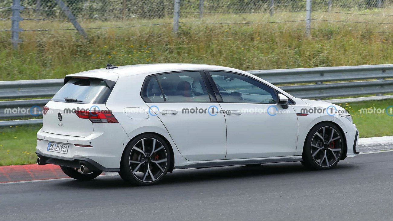 volkswagen-golf-gti-side-view-facelift-spy-photo(2).jpg