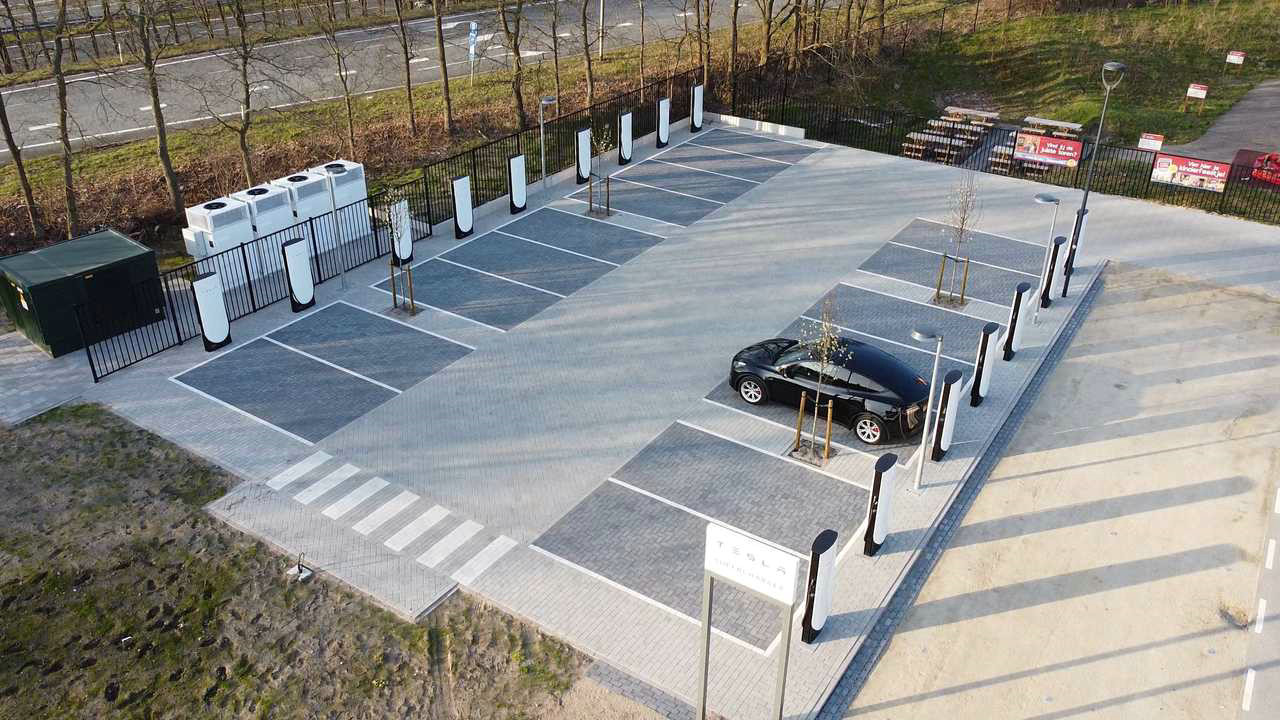 tesla-s-first-v4-supercharging-station-installed-in-harderwijk-netherlands..jpg